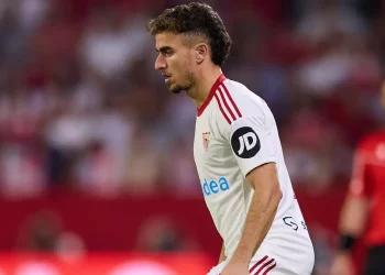 Pedrosa disputando un partido con el Sevilla FC. | Imagen: página web Sevilla FC.