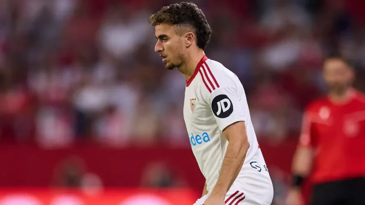 Pedrosa disputando un partido con el Sevilla FC. | Imagen: página web Sevilla FC.