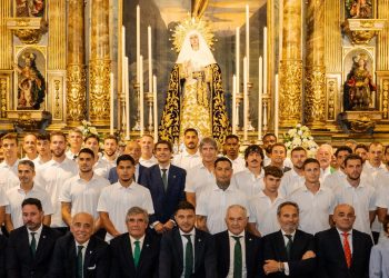 Jugadores, cuerpo técnico y comitiva del Real betis durante la ofrenda floral. | Imagen: perfil de X @RealBetis.