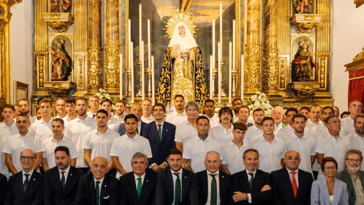Jugadores, cuerpo técnico y comitiva del Real betis durante la ofrenda floral. | Imagen: perfil de X @RealBetis.