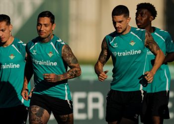 Jugadores del Real Betis realizando un ejercicio durante una sesión de entrenamiento. | Imagen: perfil de X @RealBetis.