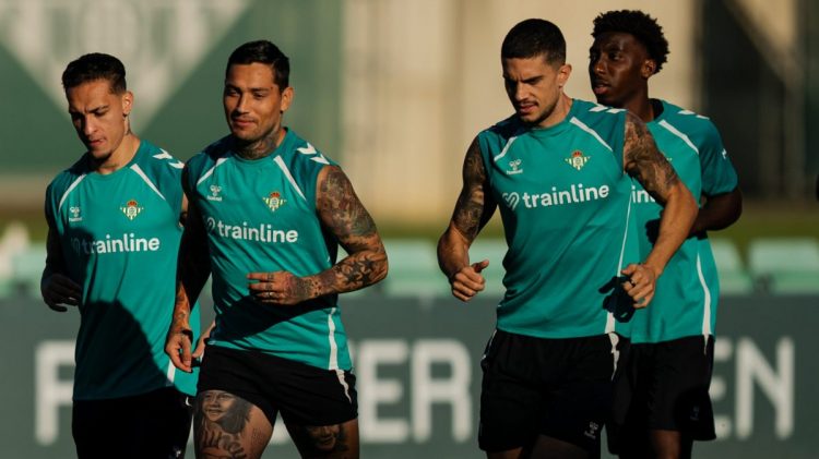 Jugadores del Real Betis realizando un ejercicio durante una sesión de entrenamiento. | Imagen: perfil de X @RealBetis.