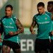 Jugadores del Real Betis realizando un ejercicio durante una sesión de entrenamiento. | Imagen: perfil de X @RealBetis.