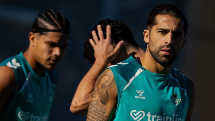 Jugadores del Real Betis durante una sesión de entrenamiento. | Imagen: perfil de X @RealBetis.