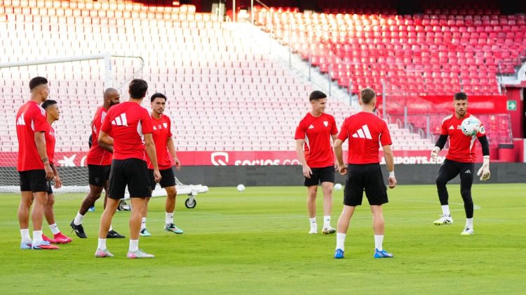Jugadores del Sevilla entrenando en el Ramón Sánchez-Pizjuán. | Imagen: perfil de X @SevillaFC.