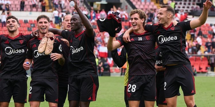 Jugadores del Sevilla celebrando el triunfo conseguido en Vallecas. | Imagen: perfil de X @SevillaFC.