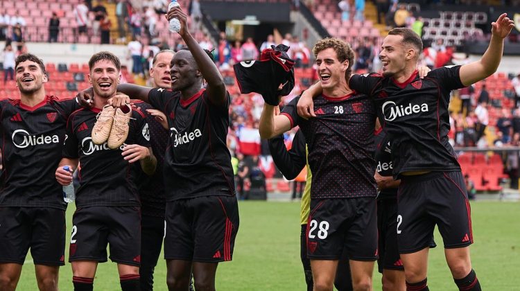 Jugadores del Sevilla celebrando el triunfo conseguido en Vallecas. | Imagen: perfil de X @SevillaFC.