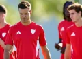 Azpilicueta realizando una sesión de entrenamiento. | Imagen: página web Sevilla FC.
