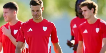 Azpilicueta realizando una sesión de entrenamiento. | Imagen: página web Sevilla FC.