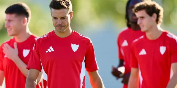 Azpilicueta realizando una sesión de entrenamiento. | Imagen: página web Sevilla FC.