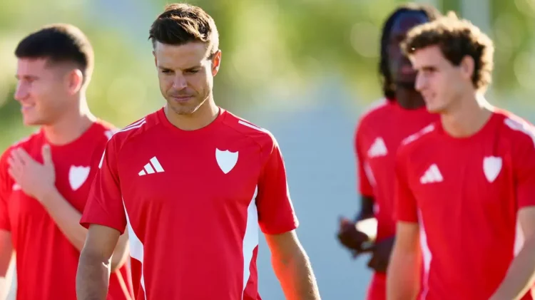 Azpilicueta realizando una sesión de entrenamiento. | Imagen: página web Sevilla FC.