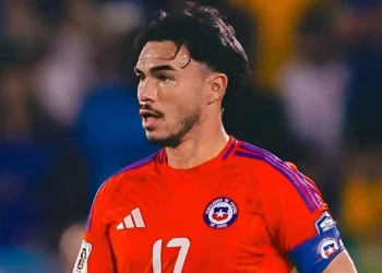 Gabriel Suazo, jugador del Sevilla, disputando un partido con Chile. | Imagen: página web Sevilla FC.