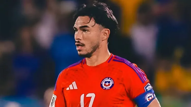 Gabriel Suazo, jugador del Sevilla, disputando un partido con Chile. | Imagen: página web Sevilla FC.