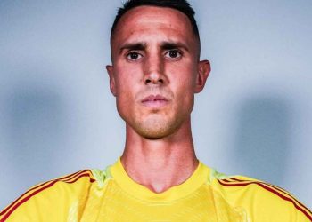 Vlachodimos posando con la camiseta del Sevilla FC. | Imagen: X.