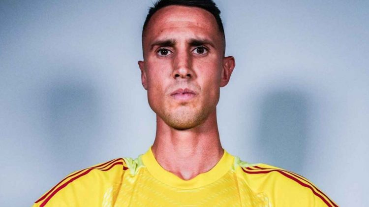 Vlachodimos posando con la camiseta del Sevilla FC. | Imagen: X.