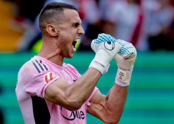 Odysseas Vlachodimos celebrando durante el Rayo Vallecano - Sevilla. | Imagen: X.