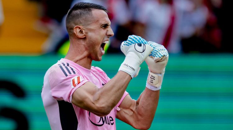 Odysseas Vlachodimos celebrando durante el Rayo Vallecano - Sevilla. | Imagen: X.