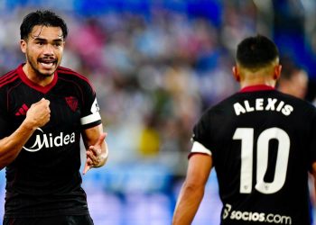 Gabriel Suazo y Alexis Sánchez durante el Deportivo Alavés - Sevilla FC