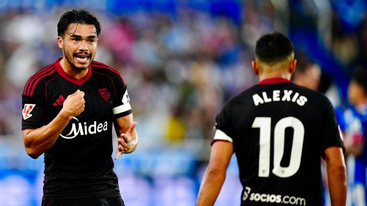 Gabriel Suazo y Alexis Sánchez durante el Deportivo Alavés - Sevilla FC