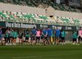 Plantilla del Real Betis Balompié sobre el césped de la Ciudad Deportiva Luis del Sol. | Imagen: perfil de X @RealBetis.