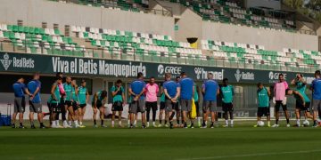 Plantilla del Real Betis Balompié sobre el césped de la Ciudad Deportiva Luis del Sol. | Imagen: perfil de X @RealBetis.