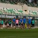 Plantilla del Real Betis Balompié sobre el césped de la Ciudad Deportiva Luis del Sol. | Imagen: perfil de X @RealBetis.