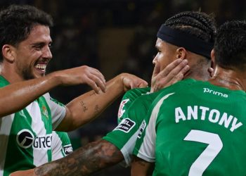 Jugadores del Betis celebrando el gol anotado por el Cucho Hernández ante el Osasuna. | Imagen: perfil de X @RealBetis.