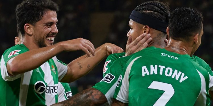 Jugadores del Betis celebrando el gol anotado por el Cucho Hernández ante el Osasuna. | Imagen: perfil de X @RealBetis.
