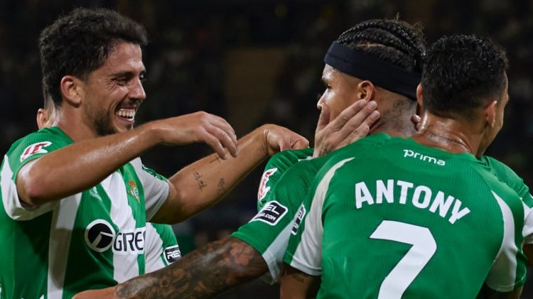 Jugadores del Betis celebrando el gol anotado por el Cucho Hernández ante el Osasuna. | Imagen: perfil de X @RealBetis.