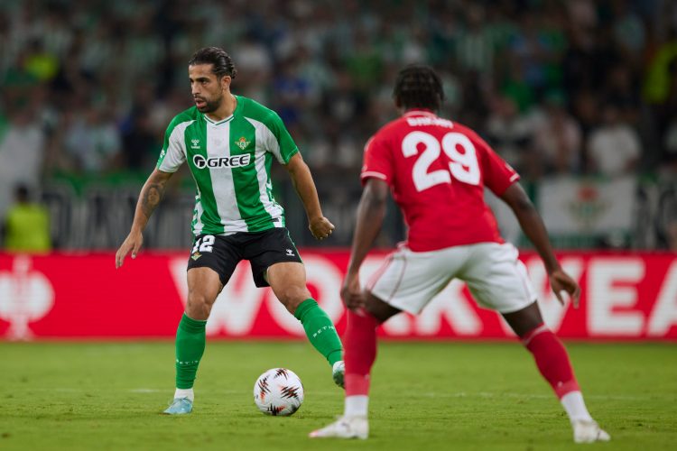 Ricardo Rodríguez durante el Real Betis - Nottinghan Forest