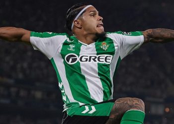 Cucho Hernández celebrando un gol anotado con el Real Betis. | Imagen: X.