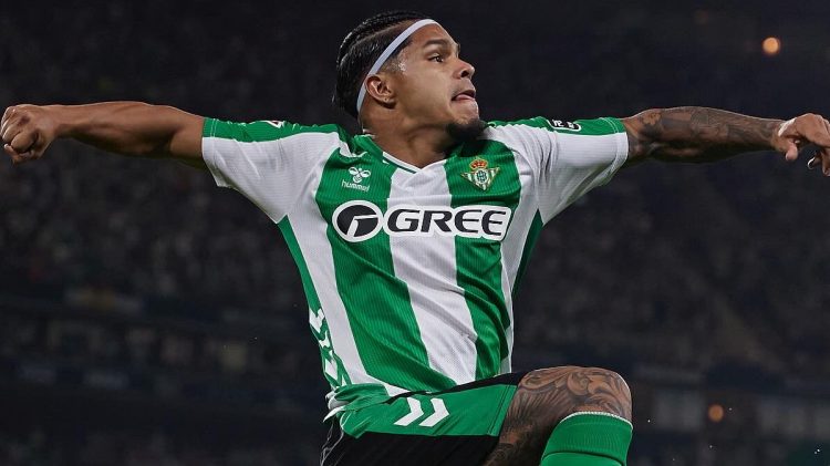 Cucho Hernández celebrando un gol anotado con el Real Betis. | Imagen: X.