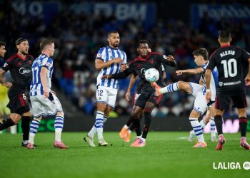 Gorrotxategi controla un balón frente a Agoumé | LaLiga