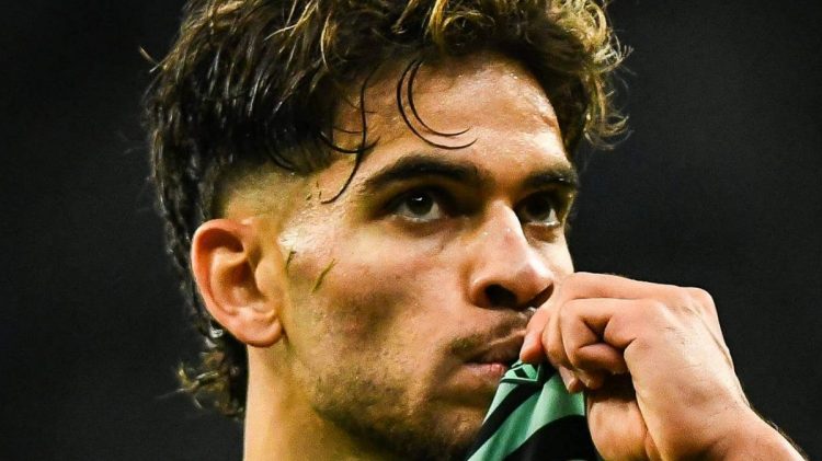 Ez Abde besando el escudo del Real Betis. | Imagen: X.