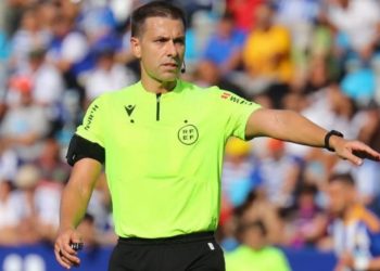 Adrián Cordero Vega dirigiendo un partido de fútbol. | Imagen: X.