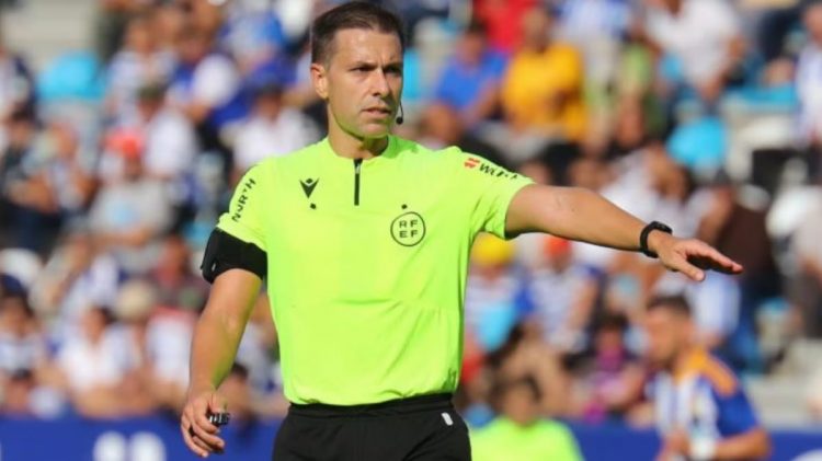 Adrián Cordero Vega dirigiendo un partido de fútbol. | Imagen: X.