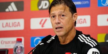 Almeyda, entrenador del Sevilla FC, durante una rueda de prensa. | Imagen: perfil de X @ZonaMixta__.