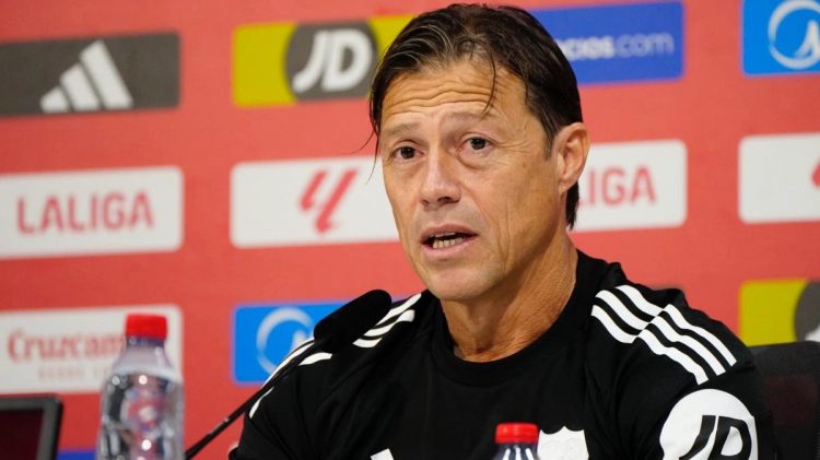 Almeyda, entrenador del Sevilla FC, durante una rueda de prensa. | Imagen: perfil de X @ZonaMixta__.