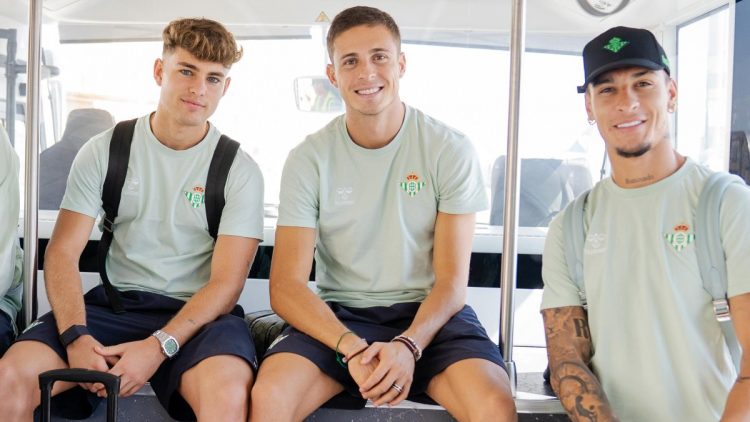Jugadores del Betis antes de viajar a Bulgaria para medirse al Ludogorets. | Imagen: perfil de X @RealBetis.