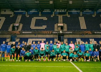 Plantilla del Real Betis posando sobre el césped del Cegeka Arena, estadio del Genk. | Imagen: perfil de X @RealBetis.
