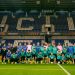 Plantilla del Real Betis posando sobre el césped del Cegeka Arena, estadio del Genk. | Imagen: perfil de X @RealBetis.