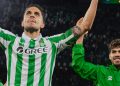 Bartra y Abde, jugadores del Betis y exfutbolistas del Barcelona. | Imagen: perfil de X @RealBetis.