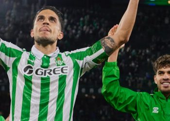 Bartra y Abde celebrando la victoria ante el Atlético de Madrid en la temporada 2024-25. | Imagen: perfil de X @RealBetis.