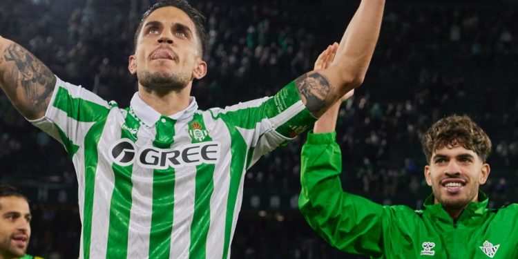 Bartra y Abde, jugadores del Betis y exfutbolistas del Barcelona. | Imagen: perfil de X @RealBetis.