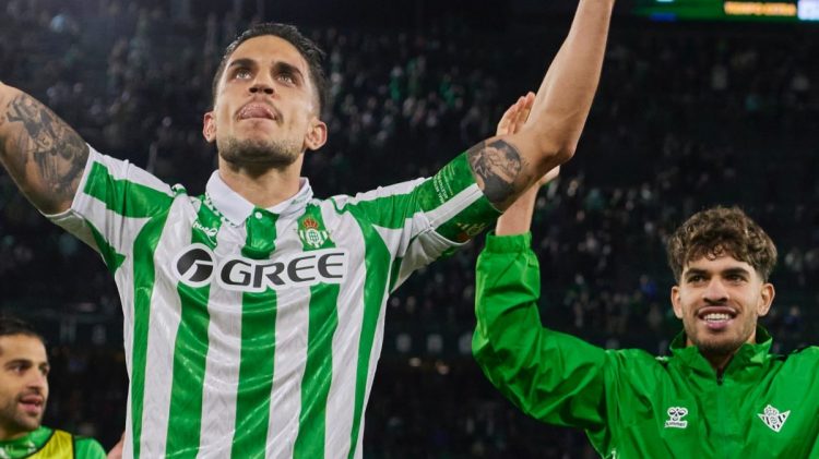 Bartra y Abde celebrando la victoria ante el Atlético de Madrid en la temporada 2024-25. | Imagen: perfil de X @RealBetis.