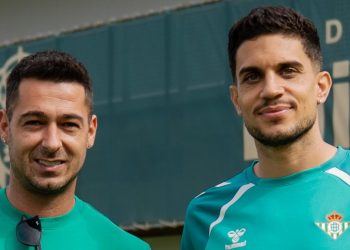 Sergio León y Marc Bartra posando juntos con motivo del Atlético Palma del Río - Real Betis. | Imagen: perfil de X @RealBetis.