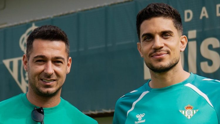 Sergio León y Marc Bartra posando juntos con motivo del Atlético Palma del Río - Real Betis. | Imagen: perfil de X @RealBetis.