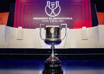 Trofeo de la Copa del Rey durante un sorteo de la primera ronda del torneo. | Imagen: X.