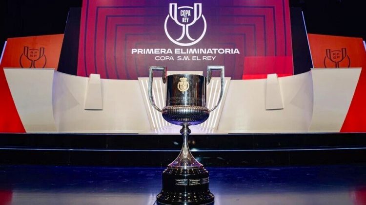 Trofeo de la Copa del Rey durante un sorteo de la primera ronda del torneo. | Imagen: X.