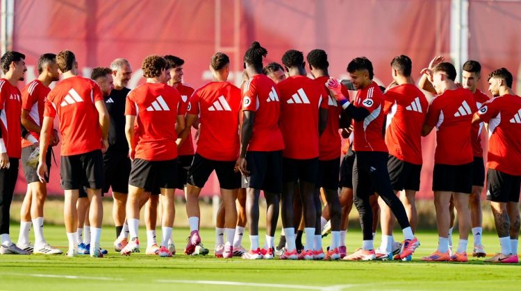 Jugadores del Sevilla, durante una sesión de entrenamiento. | Imagen: perfil de X @SevillaFC.